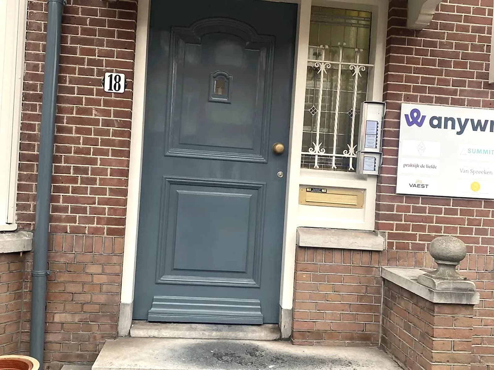 Voordeur van de praktijk aan de Van Eedenstraat 18 in Haarlem